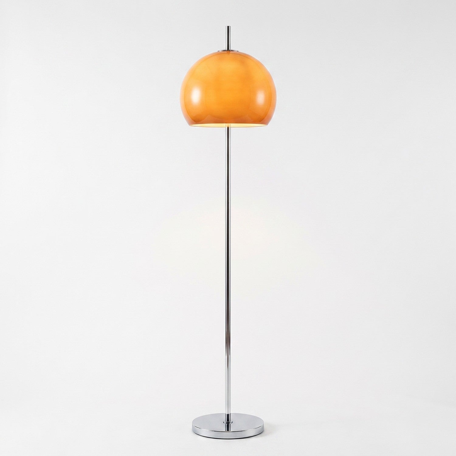 Lampe globe en verre orange design rétro sur fond blanc