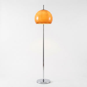 Lampe globe en verre orange design rétro sur fond blanc
