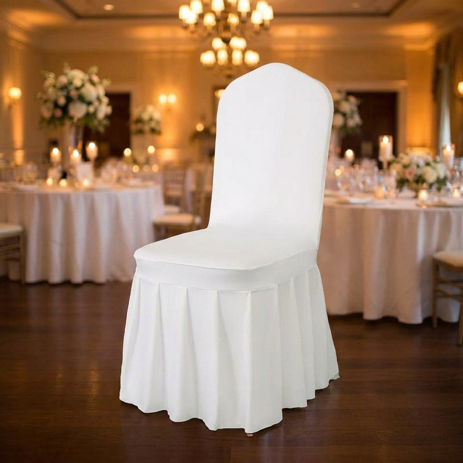 Housse de chaise blanche à jupe plissée dans une salle de réception de mariage