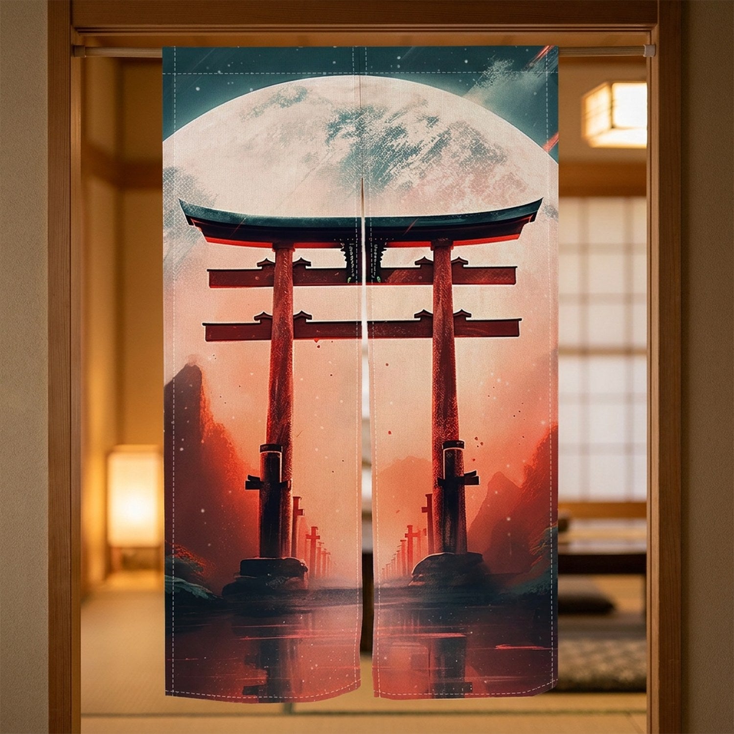 Rideau de porte japonais noren au motif torii et pleine lune suspendu dans une embrasure zen