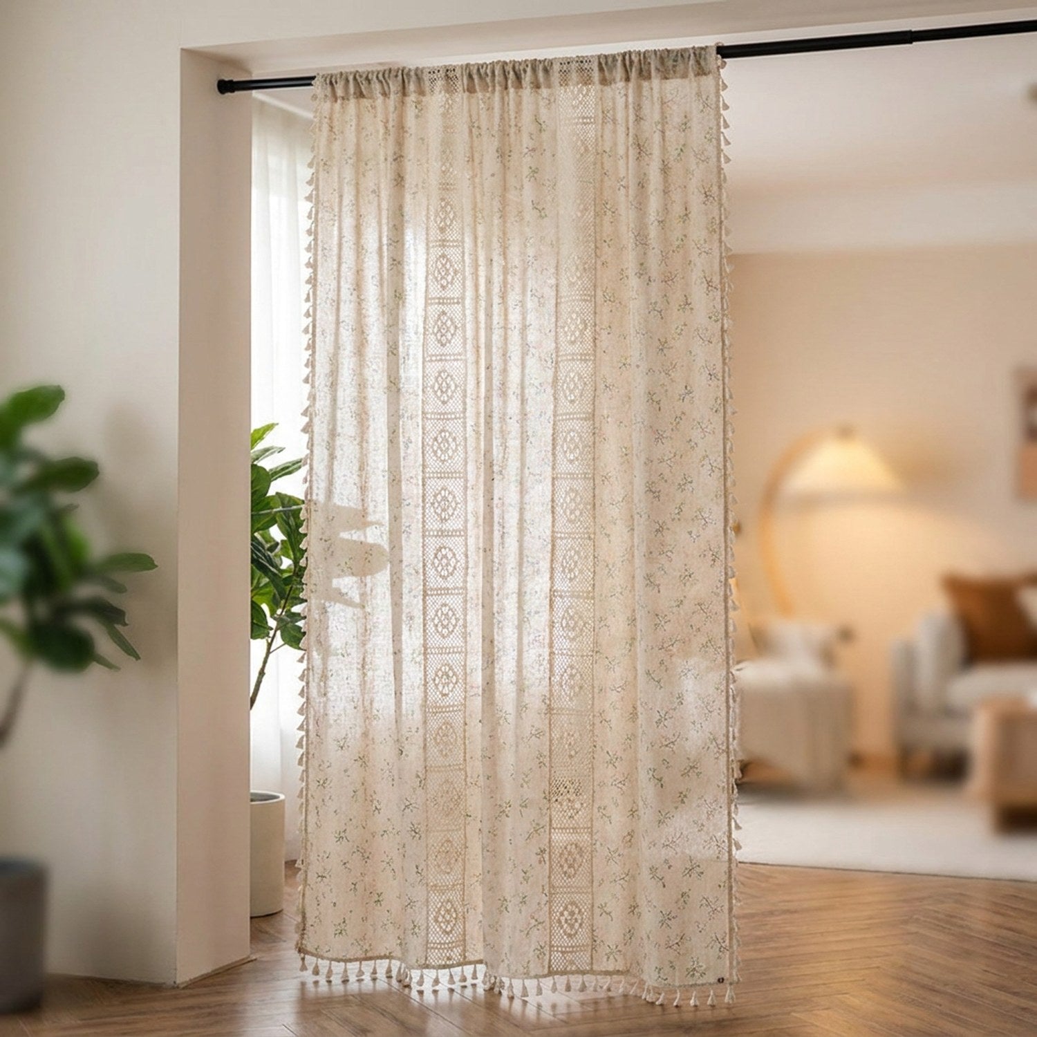 Rideau bohème crème aux motifs fleuris et bandes de dentelle au crochet suspendu devant une fenêtre lumineuse