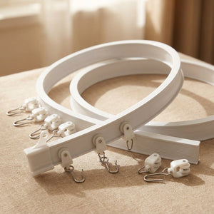 Rail de rideau flexible blanc enroulé avec curseurs et crochets sur support en lin