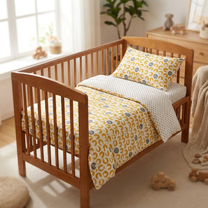 Parure de lit bébé motif Ours Polaire dans un berceau en bois d'une chambre lumineuse