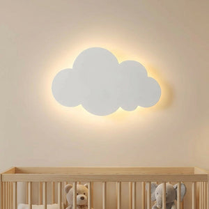 Applique murale en forme de nuage blanc allumée sur un mur de chambre d'enfant