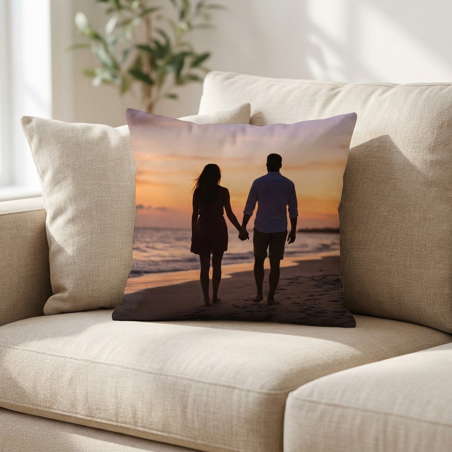 Housse de coussin personnalisée imprimée avec une photo posée sur un canapé cosy
