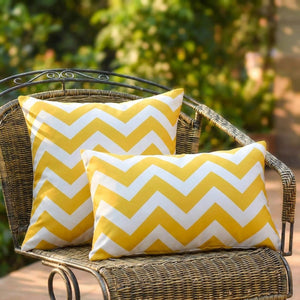Housse de coussin imperméable à chevrons jaunes posée sur une chaise de jardin en extérieur