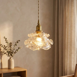 Lustre suspension rose en verre transparent style nordique allumé dans un salon chaleureux