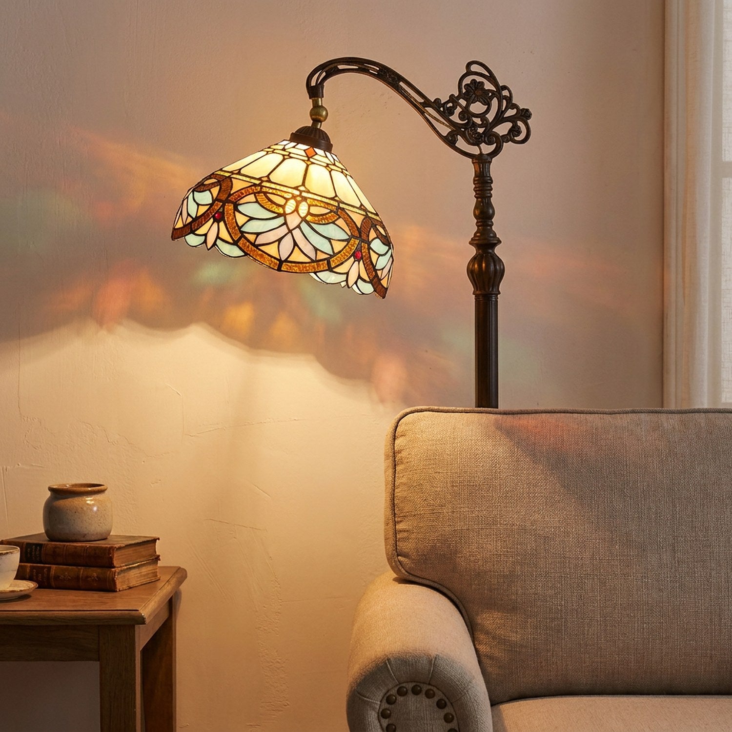 Lampadaire sur pied style Tiffany vitrail coloré dans un salon chaleureux