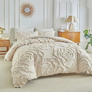Parure de lit beige à motif floral 3D installée sur un lit dans une chambre élégante avec miroir soleil