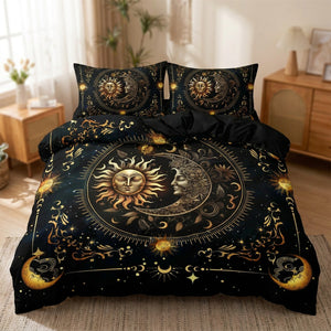 Parure de lit noire aux motifs de soleil doré et de lune installée sur un lit en chambre chaleureuse