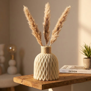 Vase décoratif boho en plastique beige motif ondulé avec tiges de pampas sur étagère bois