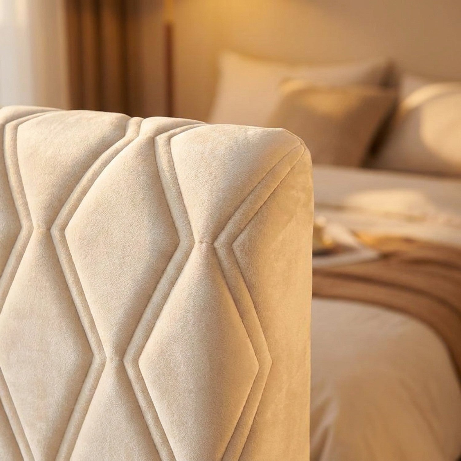 Gros plan sur le tissu velours matelassé motif losange d'une housse de protection tête de lit