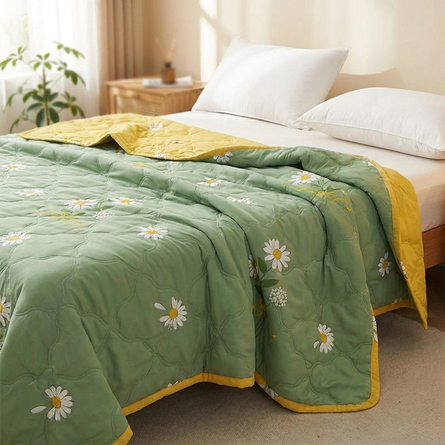 Couvre-lit d'été matelassé à motif marguerites sur un lit dans une chambre lumineuse