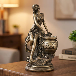 Statue de déesse grecque effet bronze antique posée sur une console en bois près de livres