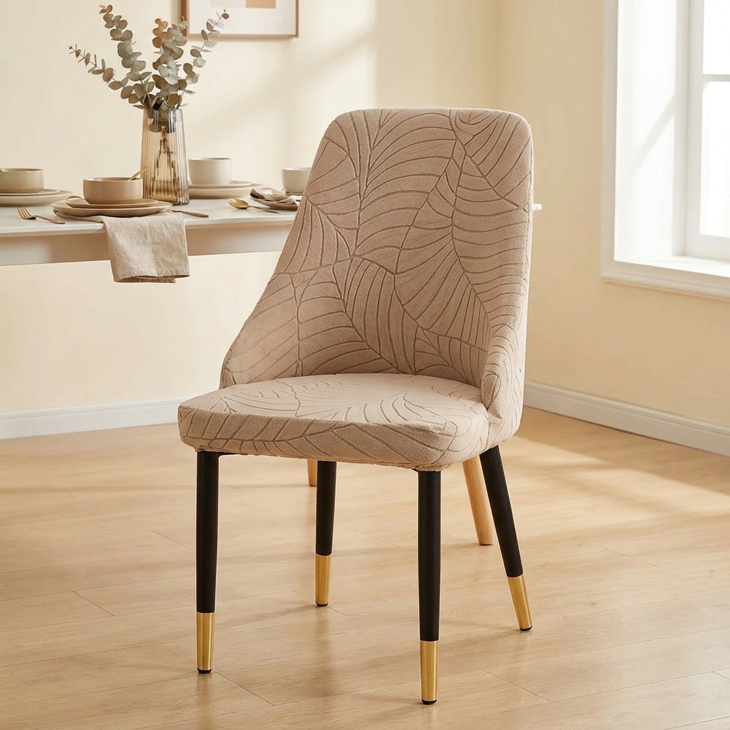 Housse de chaise extensible en jacquard beige au motif feuilles sur une chaise incurvée de salle à manger