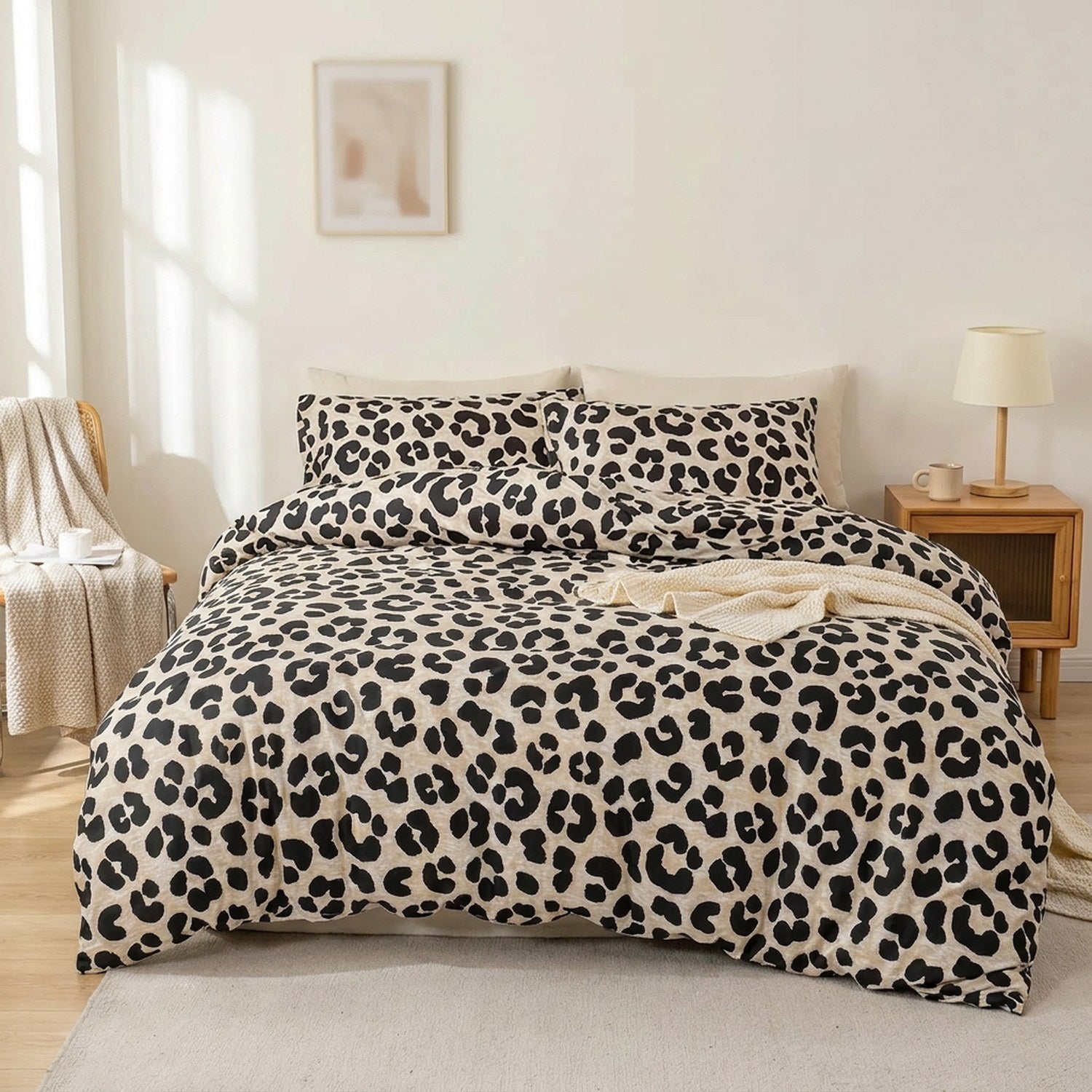 Parure de lit imprimé léopard beige installée sur un lit dans une chambre chaleureuse et lumineuse