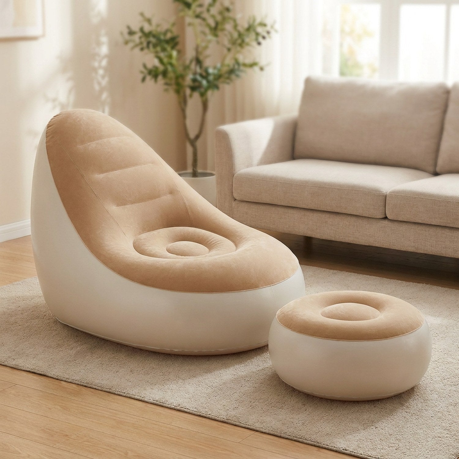 Fauteuil gonflable de relaxation floqué beige avec son pouf repose-pieds dans un salon