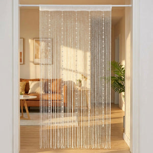 Rideau à cordes perlées blanc effet cristal suspendu dans une porte de salon lumineux