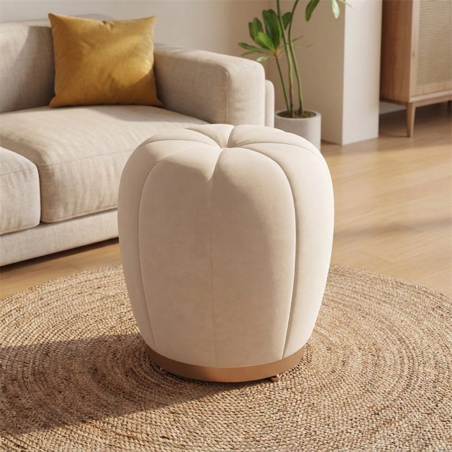 Pouf tabouret rond en velours crème forme citrouille avec petits pieds dans un salon cosy