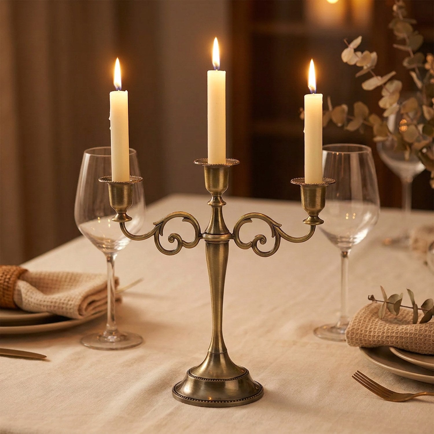 Chandelier 3 branches en métal bronze au style rétro européen avec trois bougies allumées sur une table de dîner
