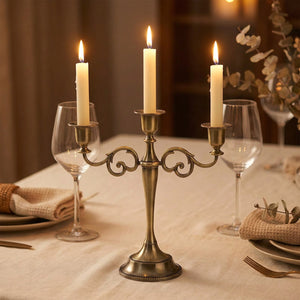 Chandelier 3 branches en métal bronze au style rétro européen avec trois bougies allumées sur une table de dîner