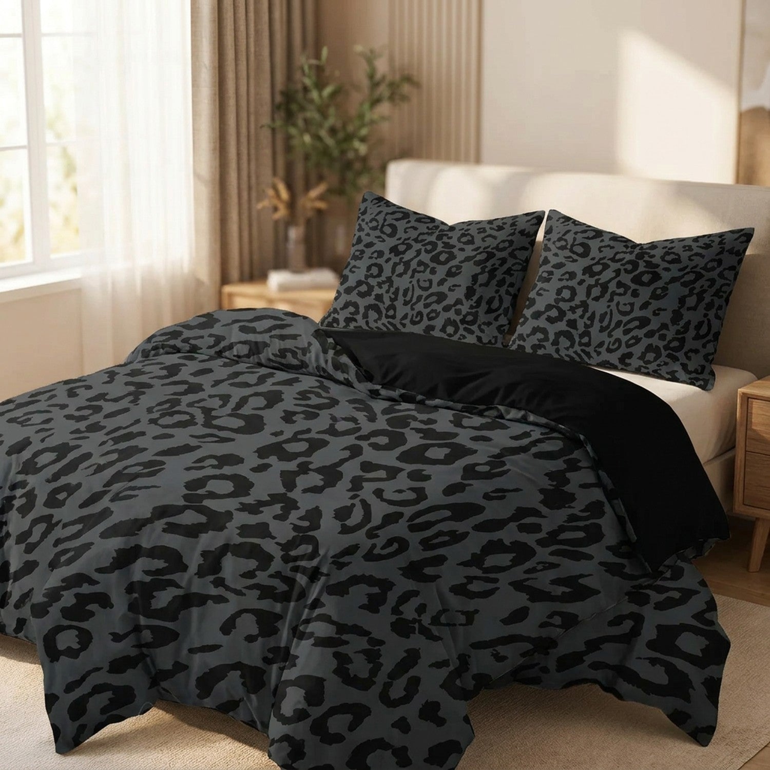 Parure de lit léopard gris et noir installée sur un lit fait dans une chambre moderne
