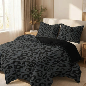 Parure de lit léopard gris et noir installée sur un lit fait dans une chambre moderne