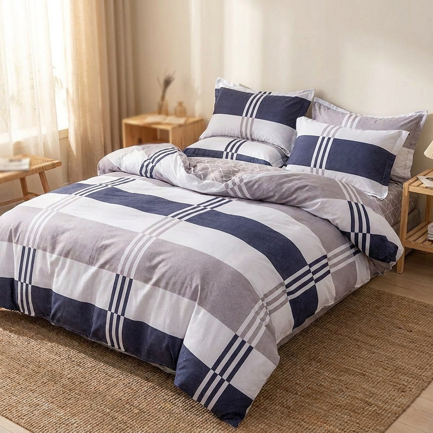 Housse de couette à carreaux marine sur un lit fait avec taies assorties