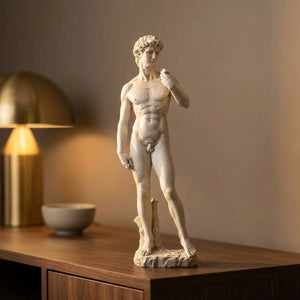 Statue du David de Michel-Ange en résine ivoire posée sur une console dans un salon