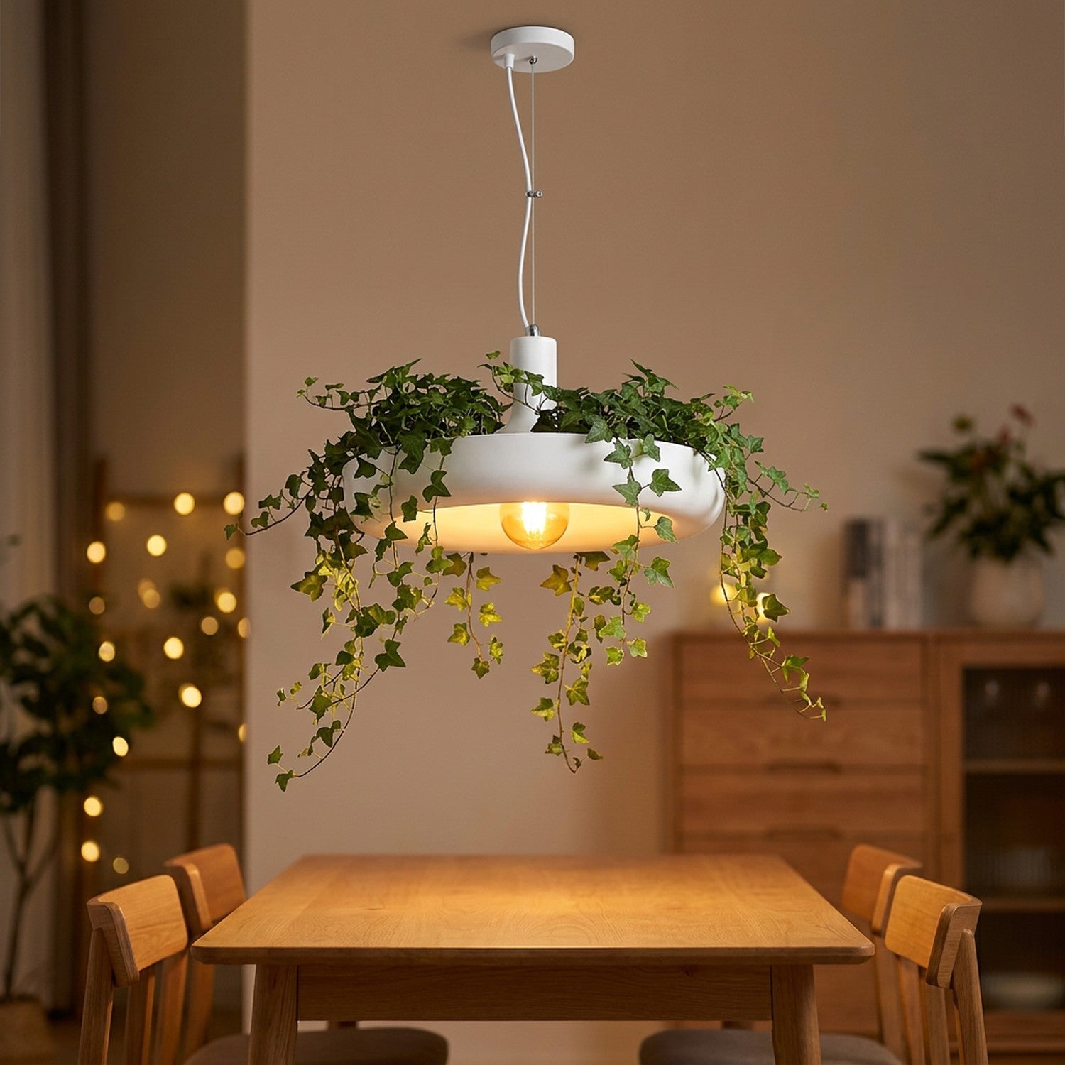 Suspension nordique avec bac à plantes intégré allumée au-dessus d'une table à manger