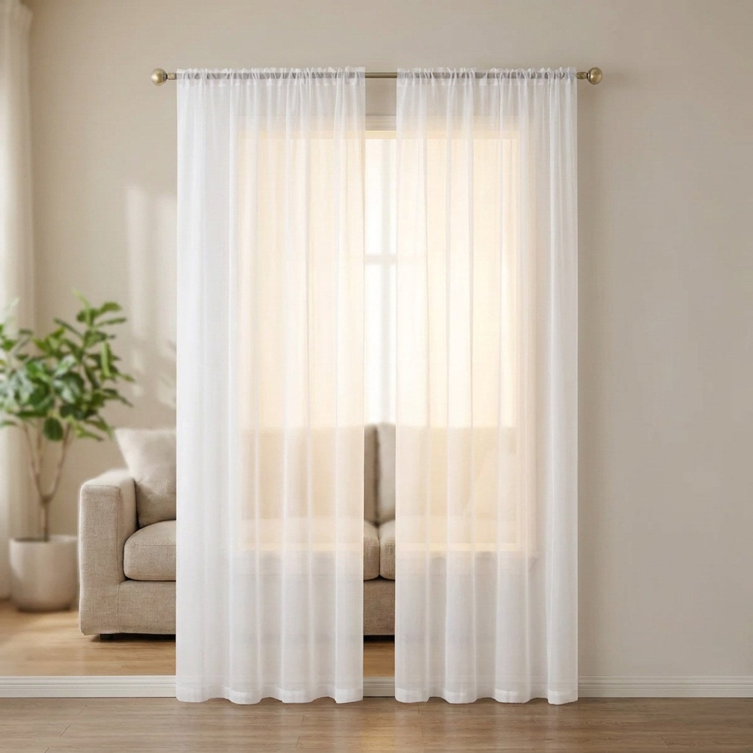 Voilage transparent blanc en voile tamisant suspendu à une fenêtre lumineuse dans un salon moderne