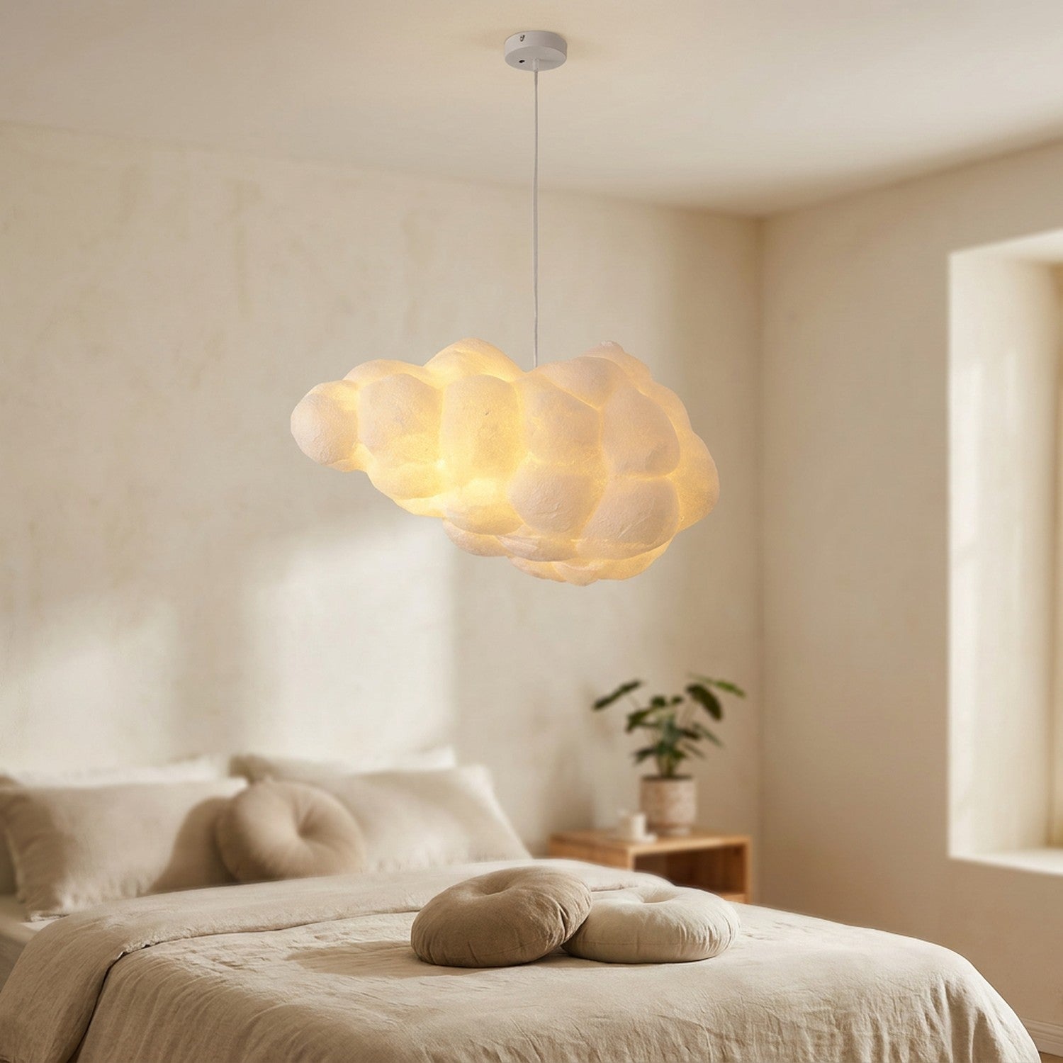 Suspension nuage blanche LED allumée suspendue dans une chambre douce avec lumière chaude