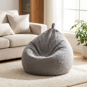 Pouf poire en chenille gris moelleux posé au sol dans un salon chaleureux
