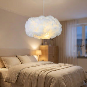 Suspension nuage LED lumineuse allumée dans une chambre