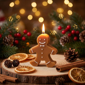 Bougie de Noël allumée en forme de pain d'épice sur plateau en bois avec pommes de pin et cannelle