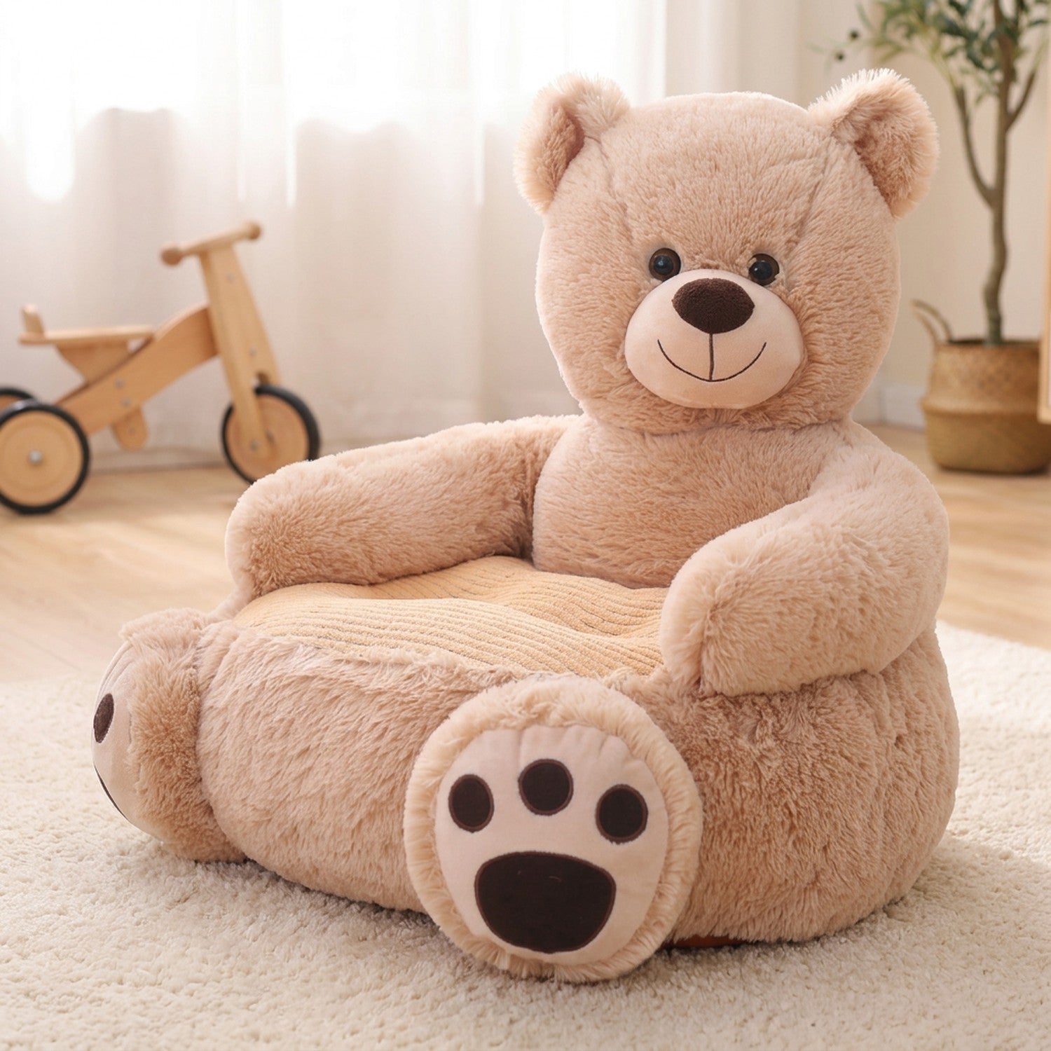 Fauteuil enfant en peluche ours beige tout doux dans une chambre lumineuse