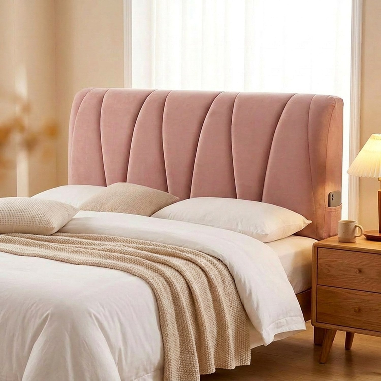 Housse de tête de lit capitonnée en velours rose installée sur un lit dans une chambre cocooning