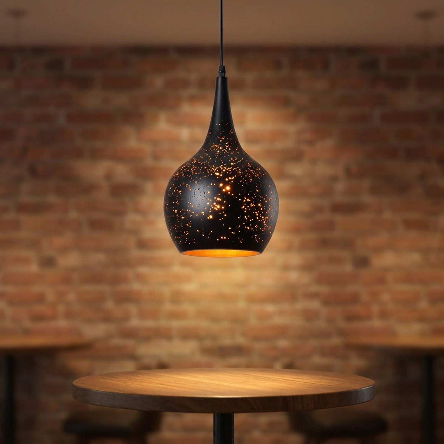 Suspension vintage en fer noir effet gourde dans un bistrot, lumière allumée effet étoilé doré