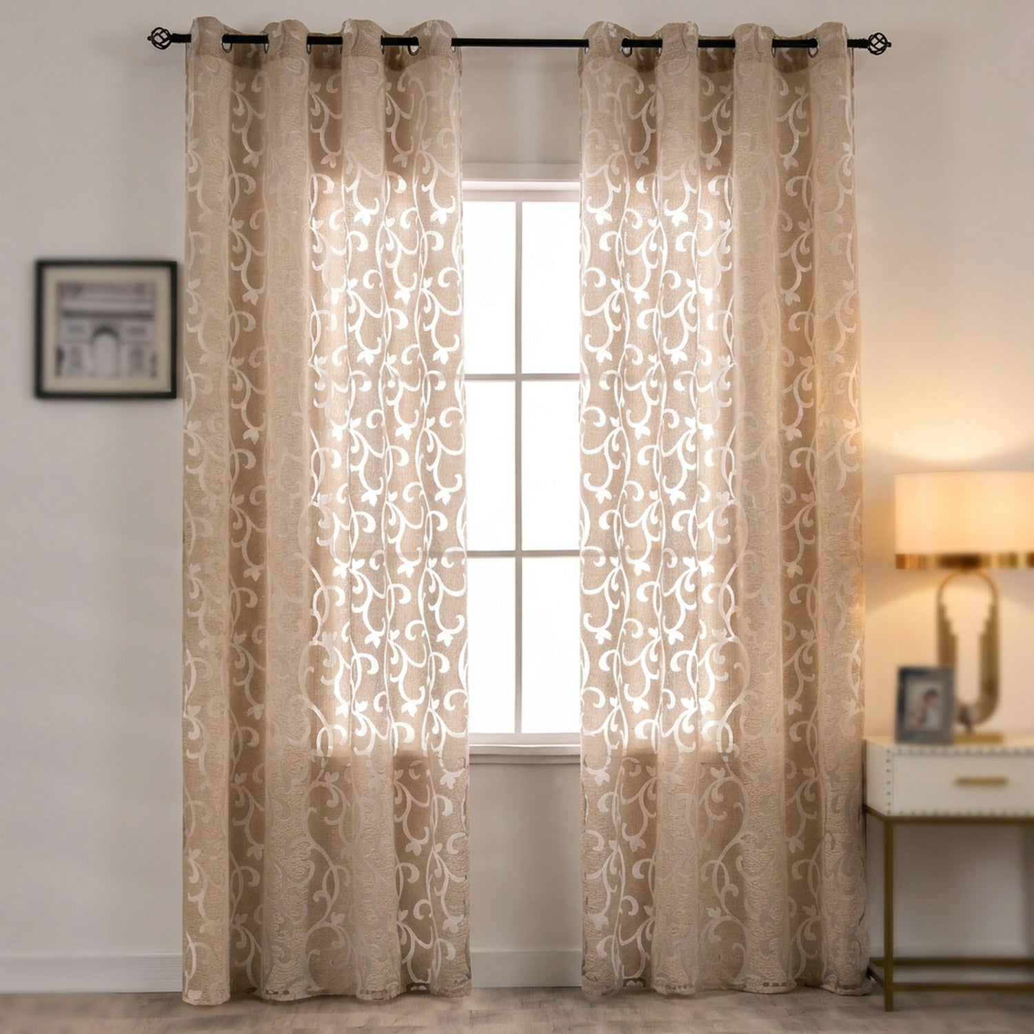 Rideau voilage jacquard beige suspendu à une tringle devant une fenêtre de salon lumineux