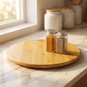 Plateau tournant en bambou naturel de 35 cm sur un comptoir de cuisine avec bocaux d'épices