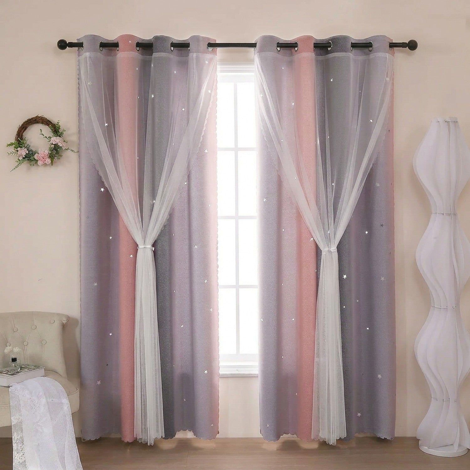 Rideau enfant double couche à étoiles avec voilage blanc et dégradé rose et gris devant une fenêtre