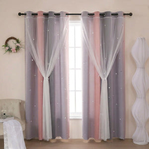 Rideau enfant double couche à étoiles avec voilage blanc et dégradé rose et gris devant une fenêtre