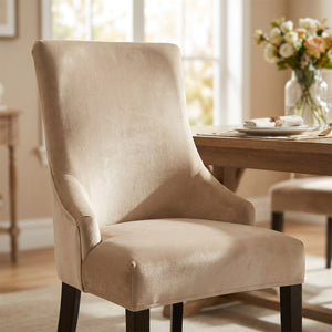Housse de chaise de salle à manger beige en velours sur une chaise à dossier haut