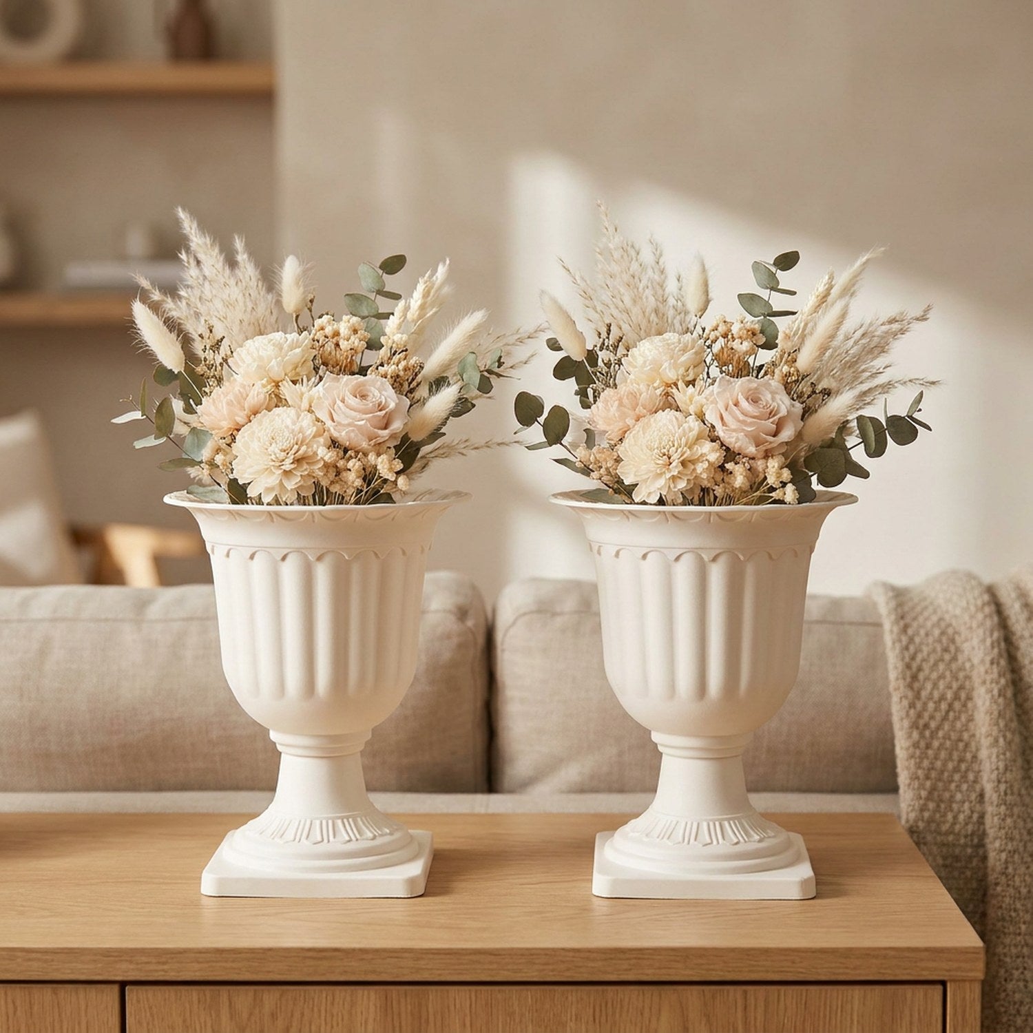 Cache pot médicis sur pied en plastique blanc avec un bouquet de fleurs posé sur une console dans un salon lumineux