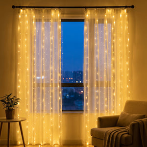 Rideau lumineux LED chaud suspendu à une fenêtre de salon la nuit