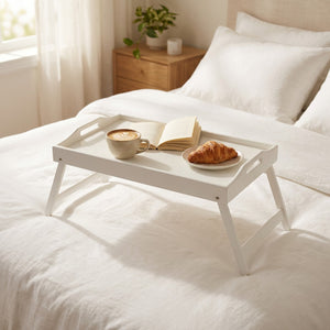 Plateau de lit pliant en bambou sur fond blanc