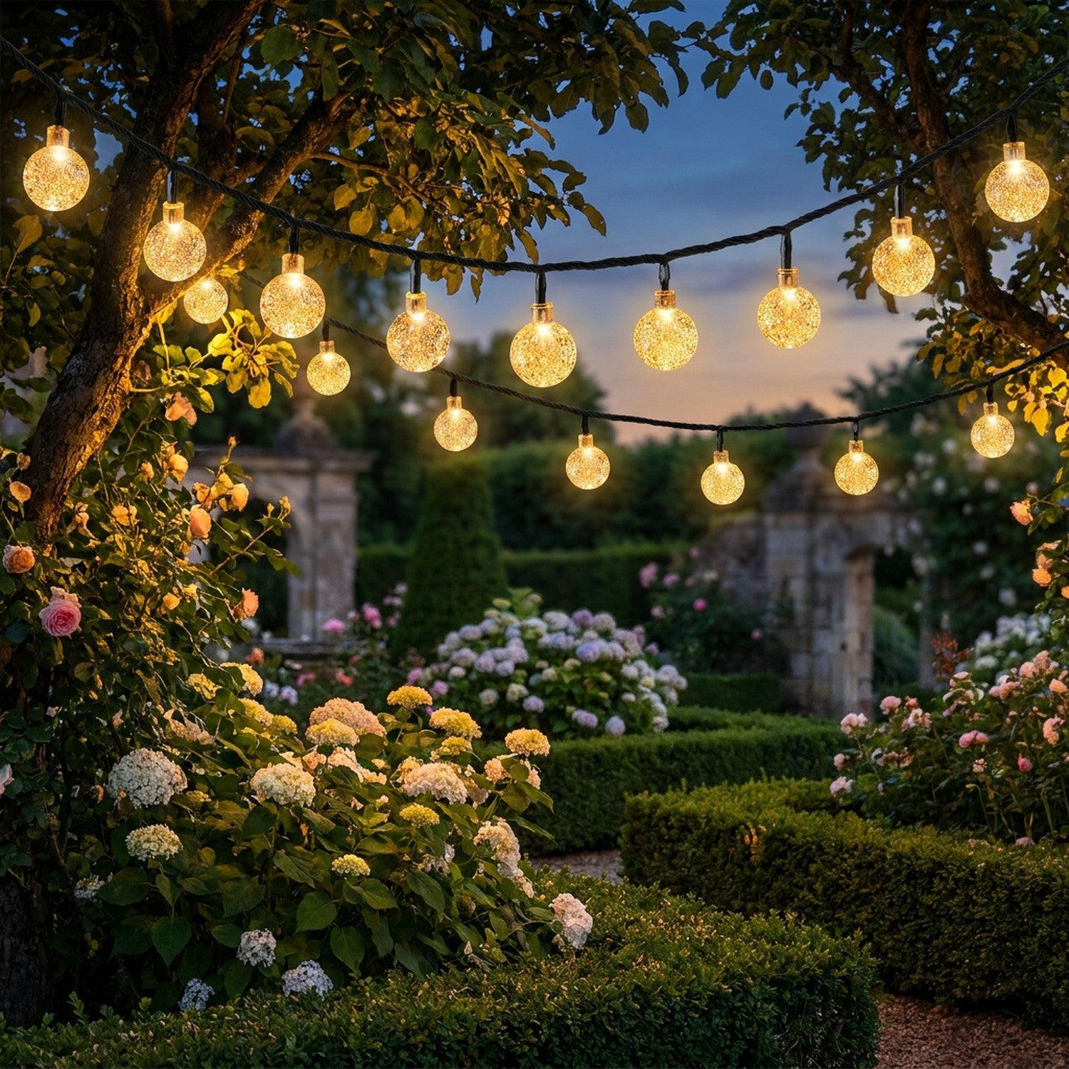 Guirlande solaire LED boules de cristal dans un jardin au crépuscule