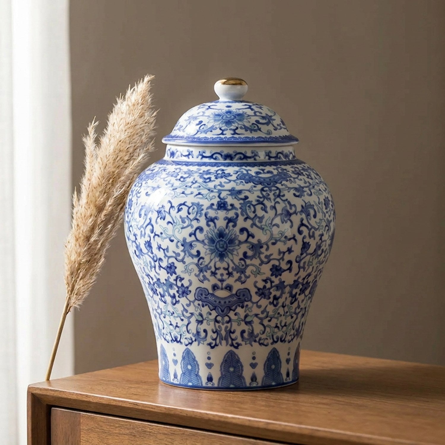 Vase chinois en céramique blanche et bleue avec couvercle et motifs floraux bleus