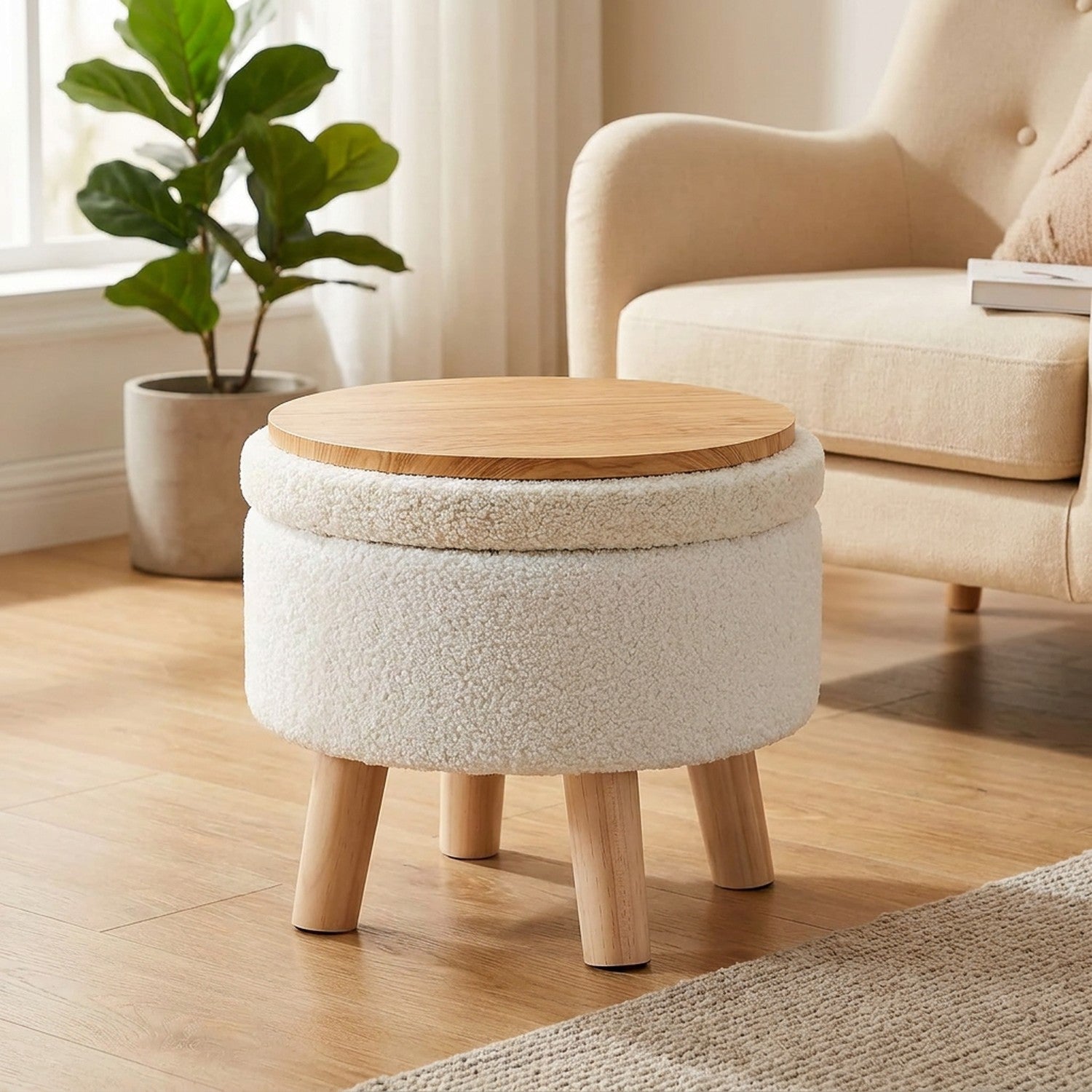 Repose-pieds rond en velours bouclé blanc avec dessus en bois réversible dans un salon