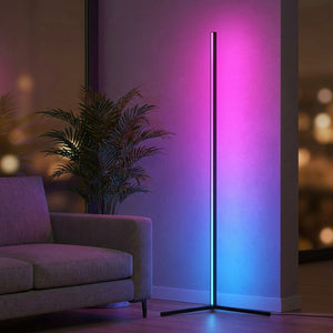 Lampadaire d angle LED RGB noir allumé en dégradé magenta et bleu dans un salon moderne
